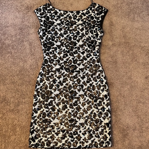 GUESS formal dress - size 4 - perfect condition - falls mid-thigh - Picture 4 of 6